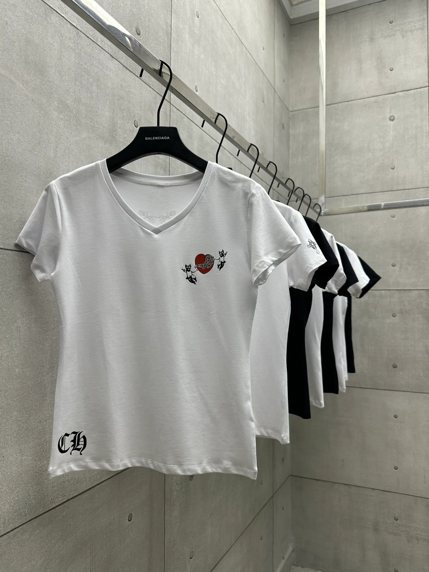 P126 #082 CHROME HEARTS 25SS women's T-shirt Made of 220G original consistent fabric V-neck women's waist style The whole body is made of imported digital direct printing Color: White Size: S M L
